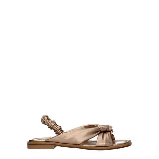 Stuart Weitzman – Flache Sandalen aus goldenem Leder