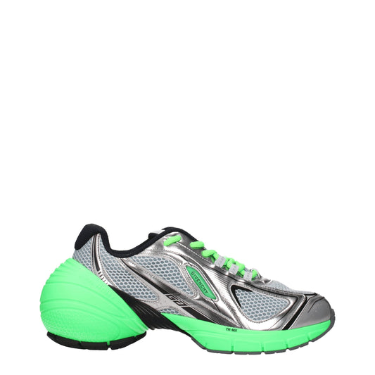 Sportliche Sneakers aus grauem Stoff von Givenchy