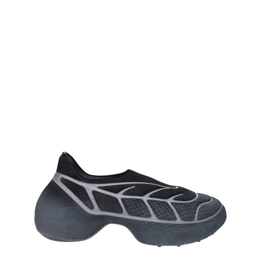 Sportliche Sneakers aus grauem Stoff von Givenchy