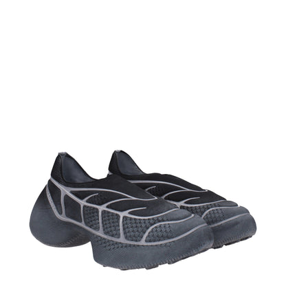 Sportliche Sneakers aus grauem Stoff von Givenchy