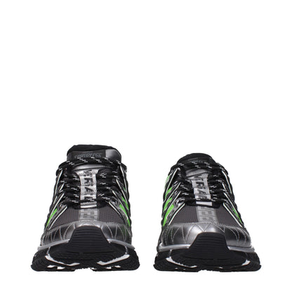 Sportliche Sneakers aus grauem Stoff von Versace