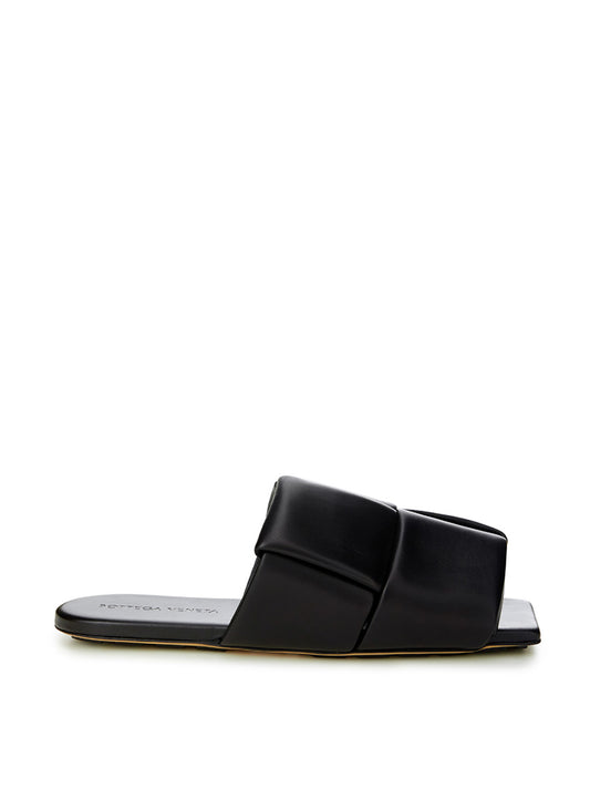 Bottega Veneta Elegante schwarze Ledersandalen