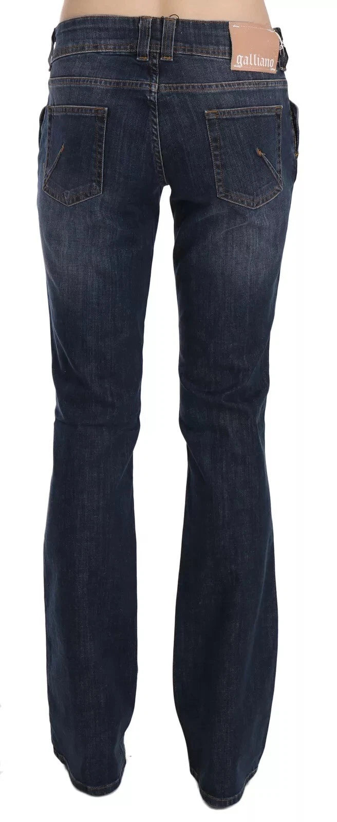Jeans en jean délavé bleu, taille mi-hauteur, pattes d'eph, style décontracté.