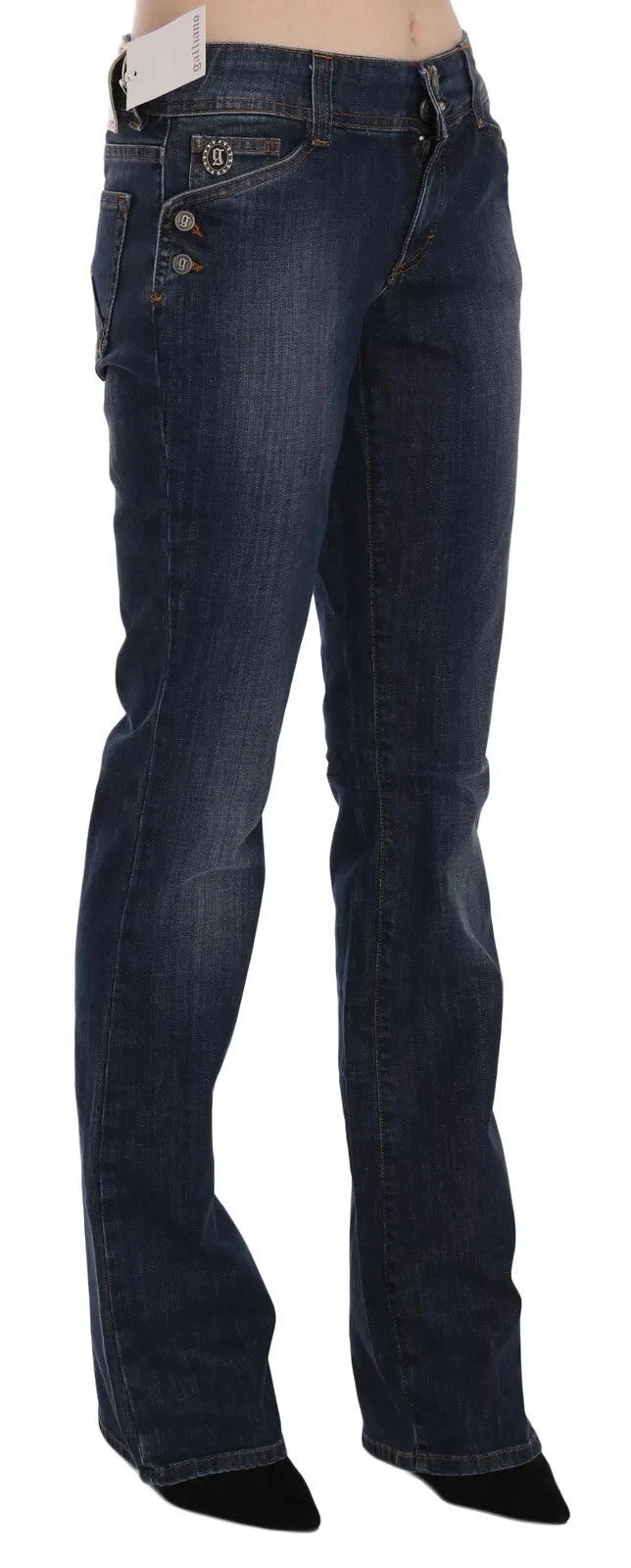 Jeans en jean délavé bleu, taille mi-hauteur, pattes d'eph, style décontracté.