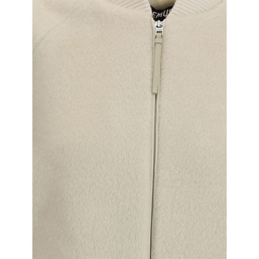 La veste Le Blouson Pilu en laine d'alpaga blanche.