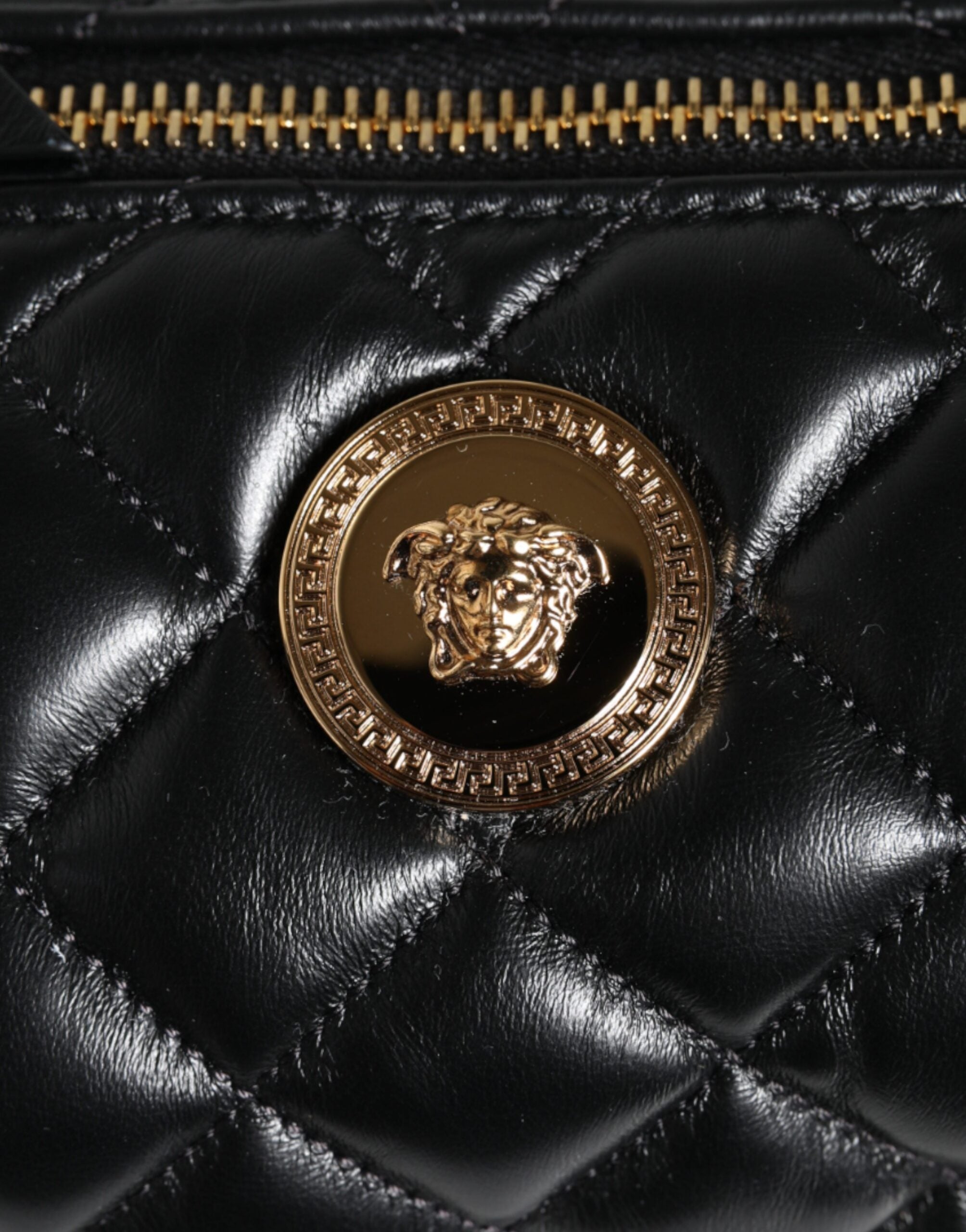 Mini sac bandoulière en cuir d'agneau matelassé noir.