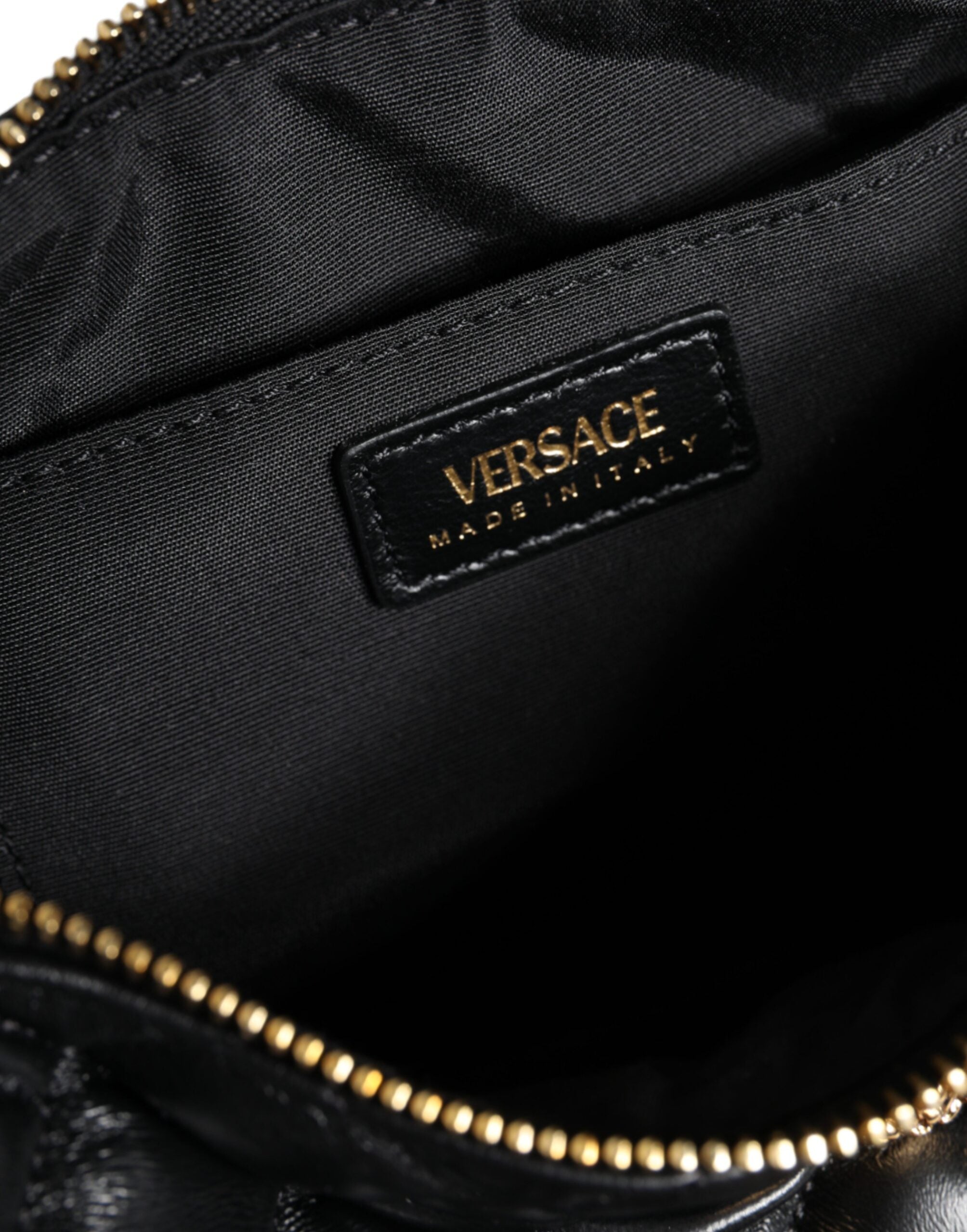 Mini sac bandoulière en cuir d'agneau matelassé noir.