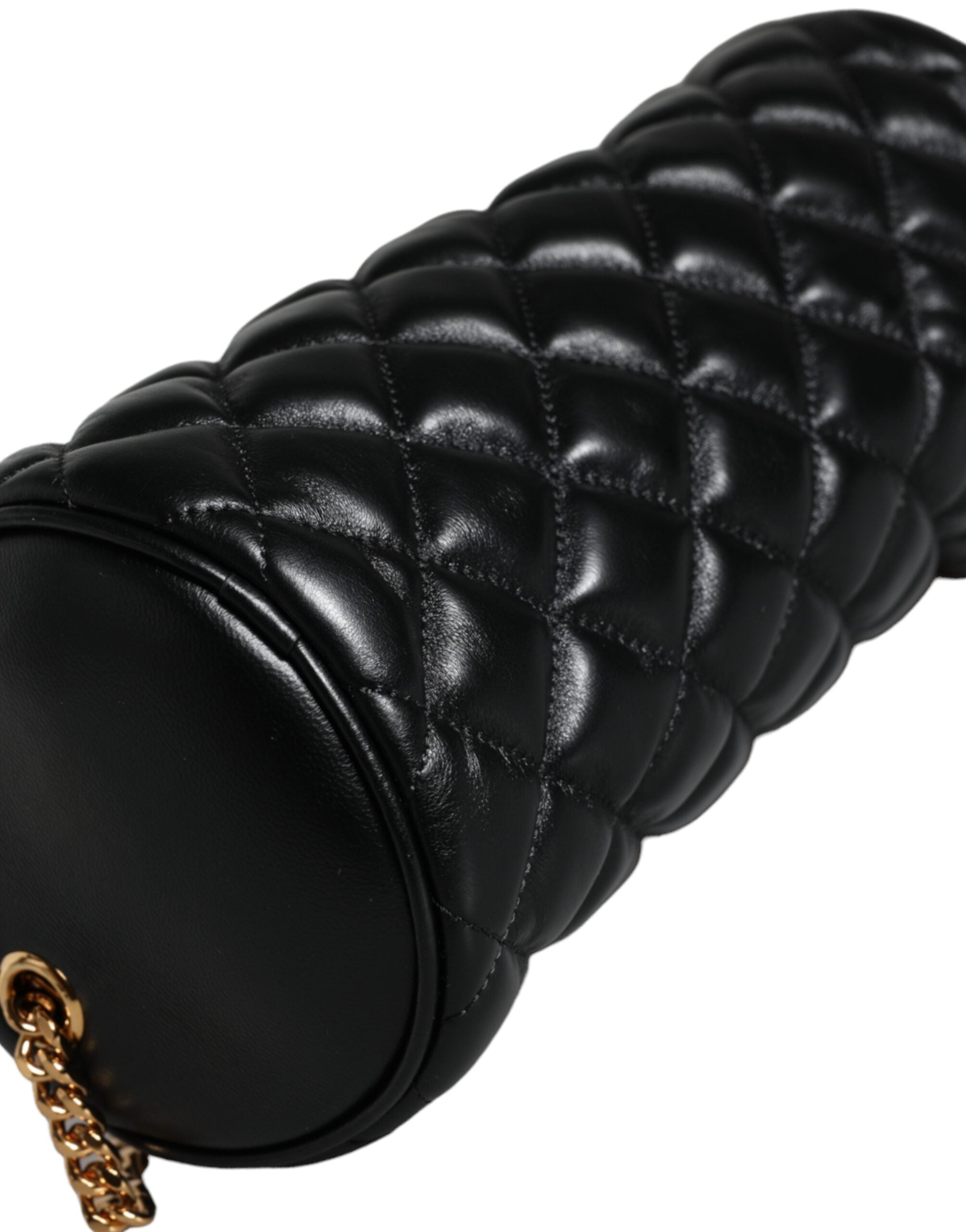Mini sac bandoulière en cuir d'agneau matelassé noir.